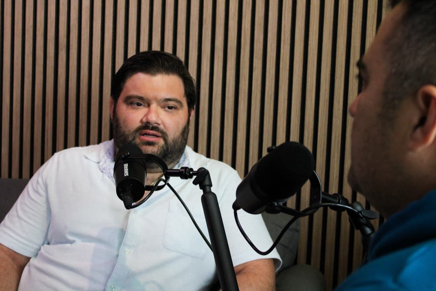 Grabación de podcast con invitados