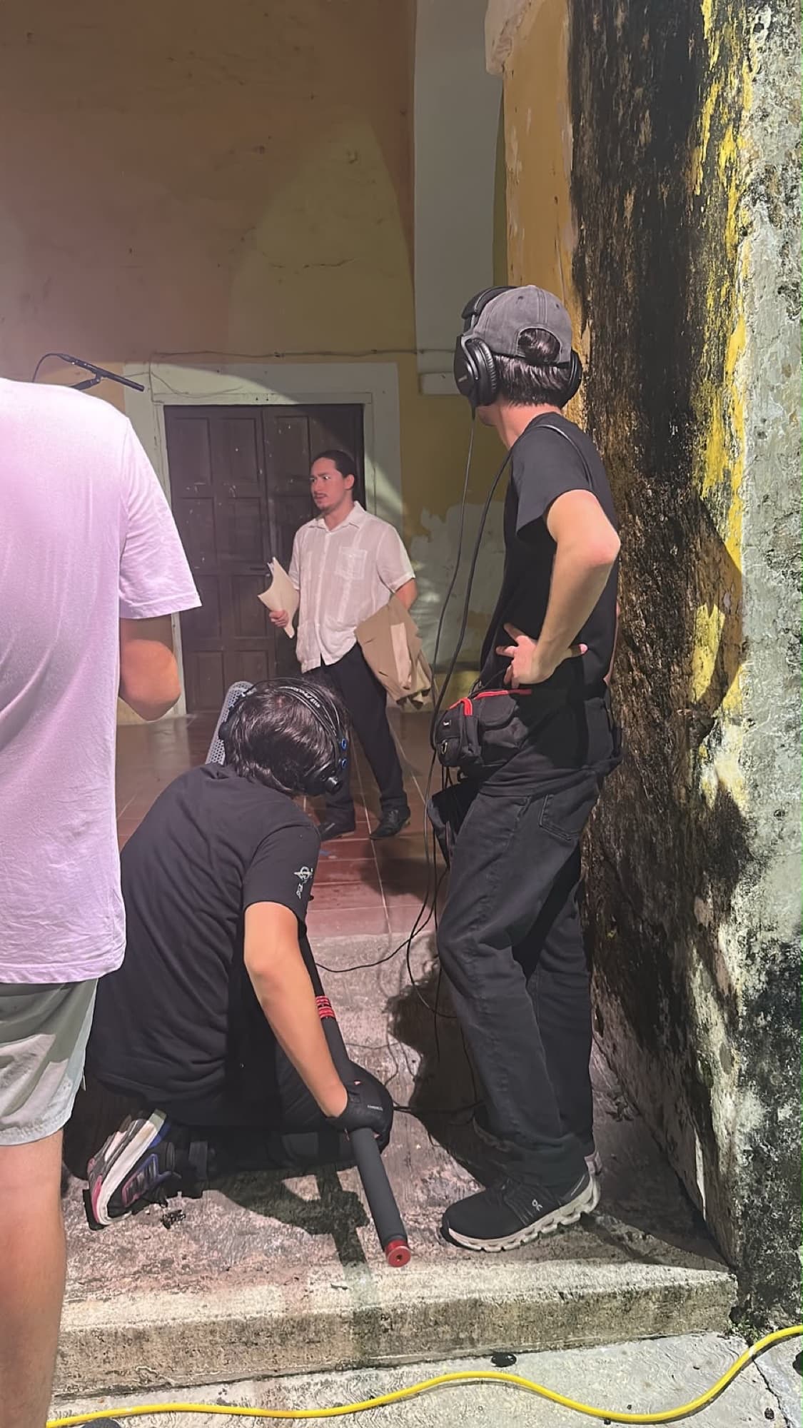 Equipo grabando sonido en set de filmación