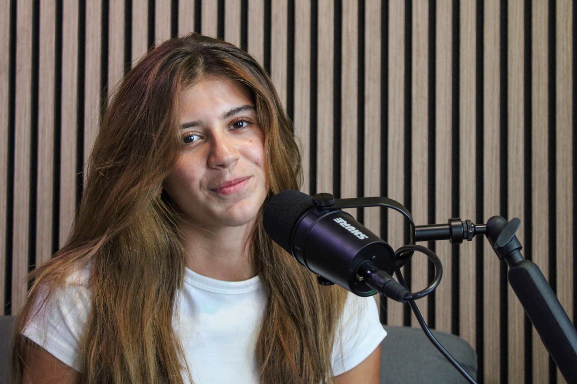 Locutor grabando en cabina de podcast