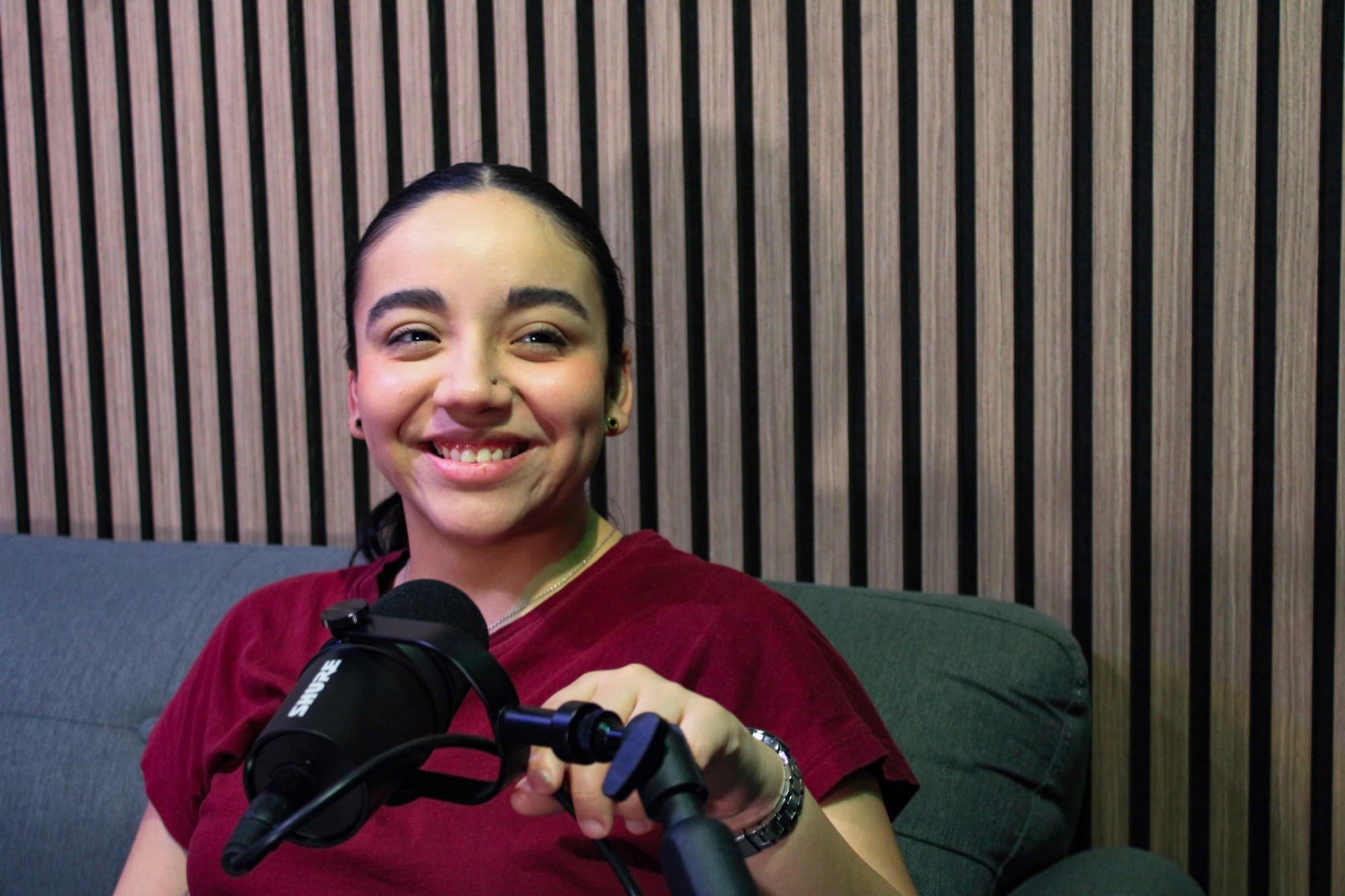 Invitada grabando en la sala de podcast